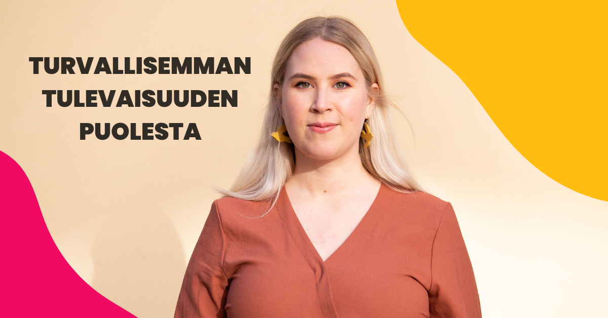 Emma Lindqvist seisoo vaalean taustan edessä. Kuvassa on keltaiset ja pinkit muotoelementit kulmissa ja Emman vieressä lukee Turvallisemman tulevaisuuden puolesta.