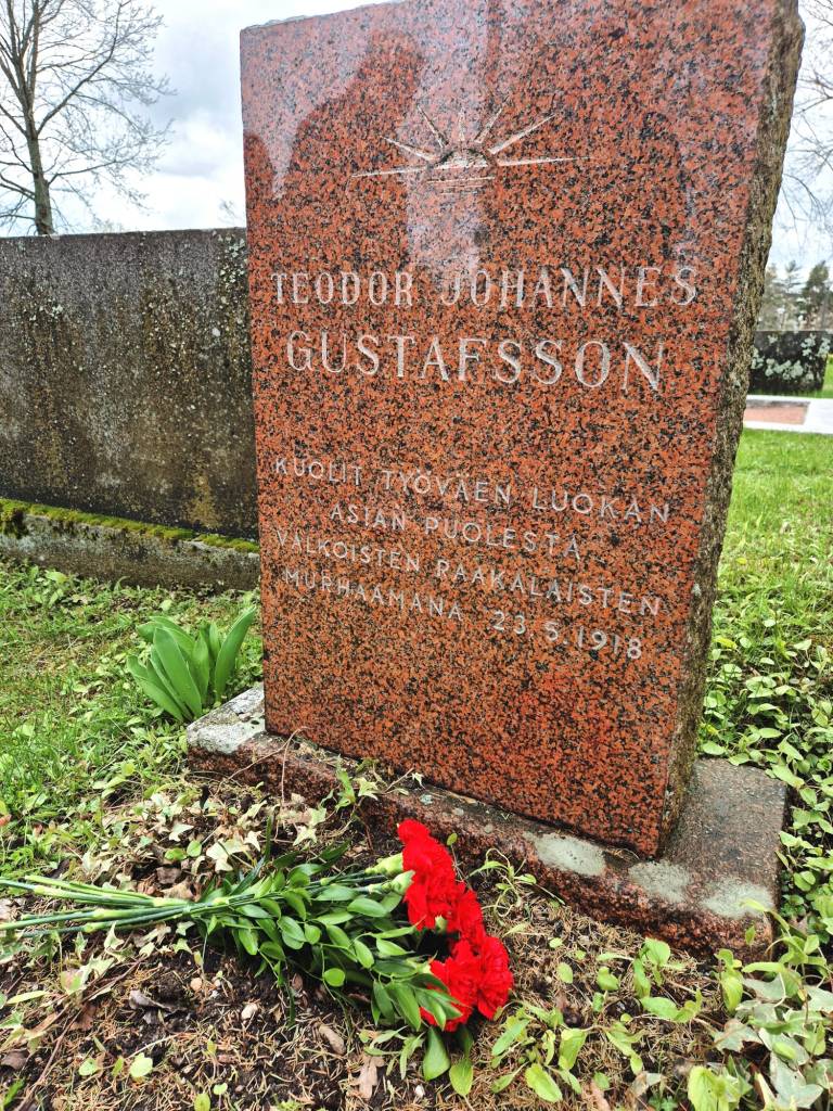 Kunniakäynti toverihaudalla vappuna&nbsp;2025